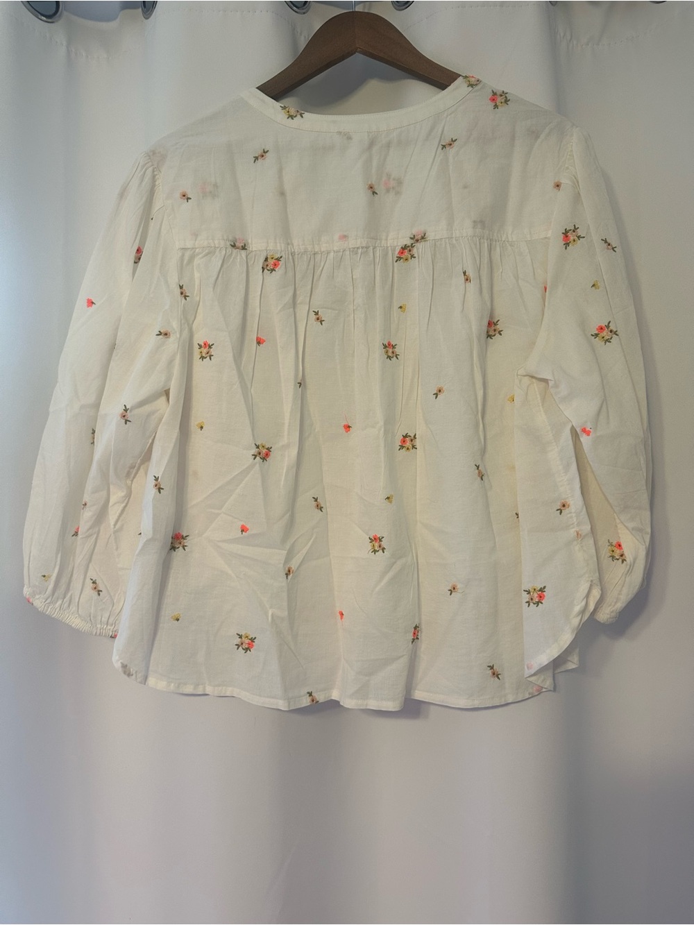 Old Navy White Embroidered Button-Up Blouse - Picture 5 of 6